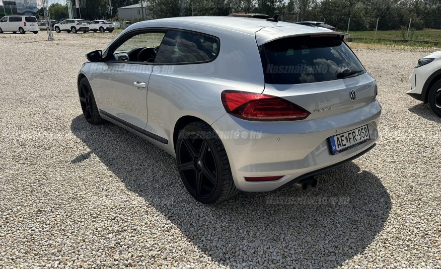 VOLKSWAGEN SCIROCCO 2.0 TFSI 19-os alufelnik. vezetett szervizkönyv. kivételesen szép!