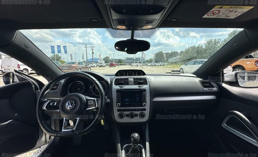 VOLKSWAGEN SCIROCCO 2.0 TFSI 19-os alufelnik. vezetett szervizkönyv. kivételesen szép!