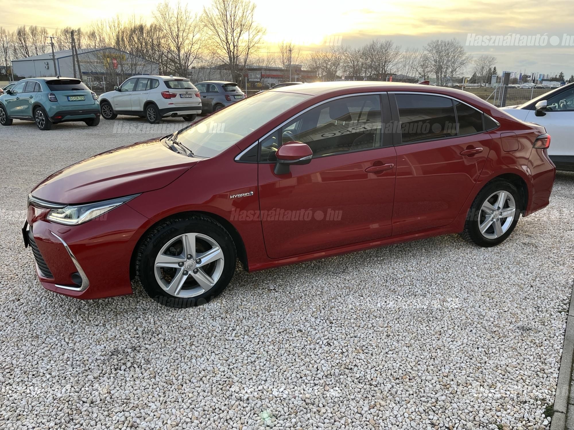 TOYOTA COROLLA Sedan 1.8 Hybrid Comfort Style Tech e-CVT ÁFA-s. első tulajdonostól